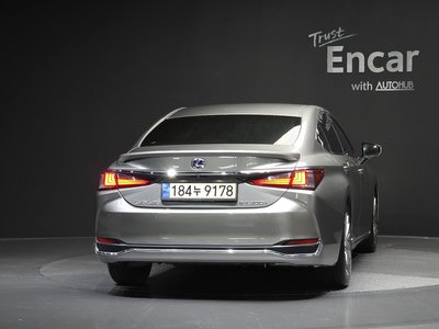 صورة 4 لـ 2021 Lexus ES