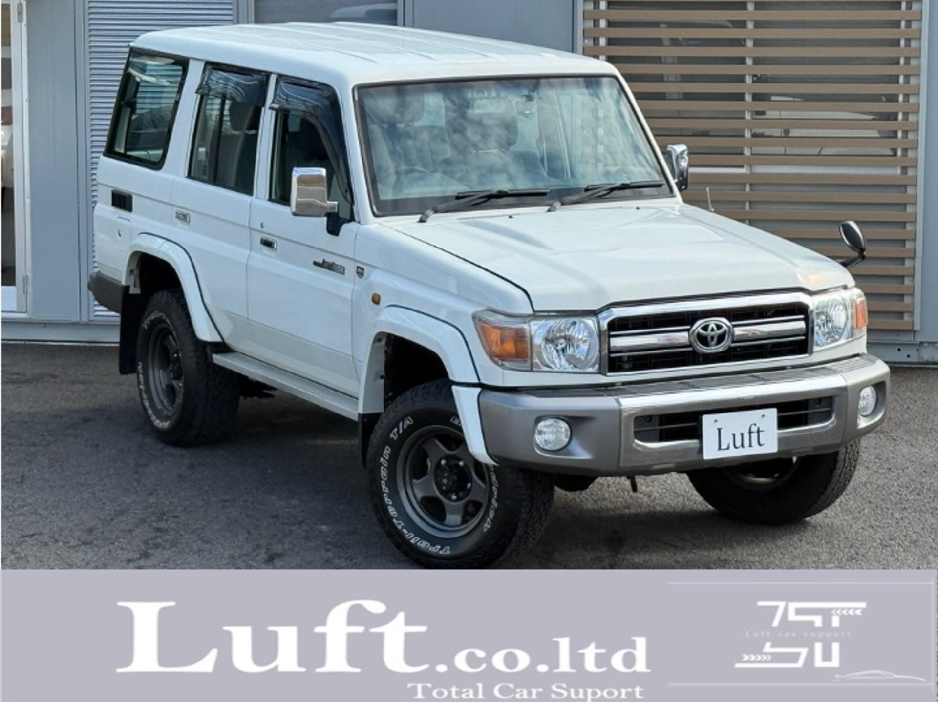 TOYOTA LAND CRUISER 70 - View 1