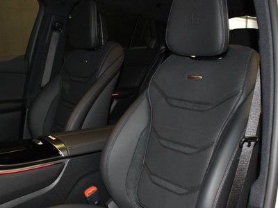 صورة 10 لـ 2025 Mercedes-BENZ GLC AMG