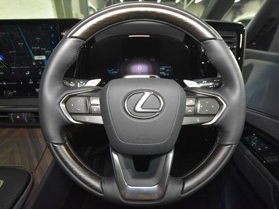 LEXUS LM - 4