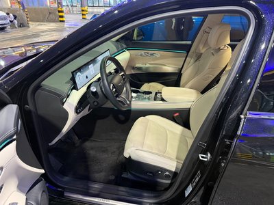 صورة 9 لـ 2024 Genesis GV70