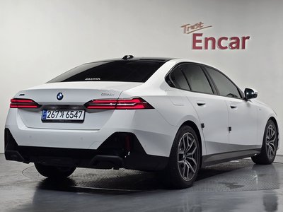 2023 BMW 5 SERIES — фото 3