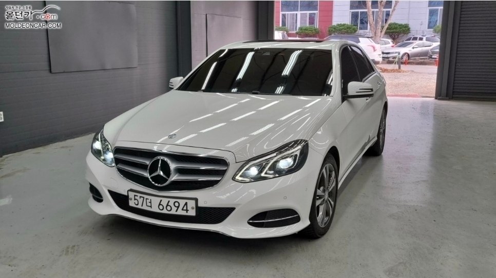 MERCEDES-BENZ E-CLASS - View 1