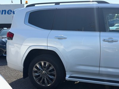 صورة 5 لـ 2023 Toyota LAND CRUISER 300