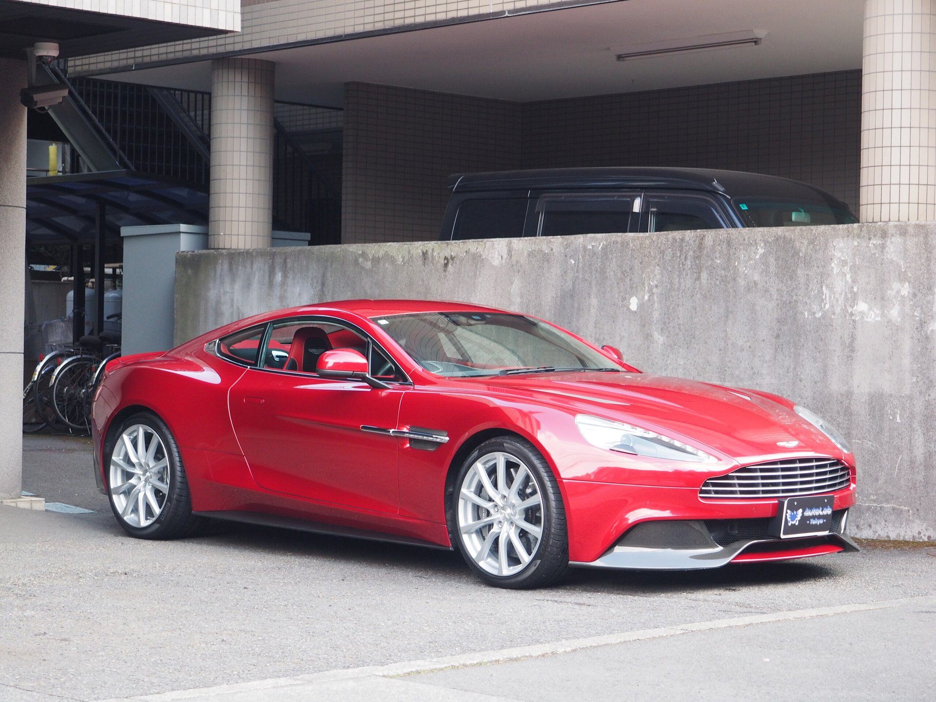 ASTON MARTIN VANQUISH - View 1