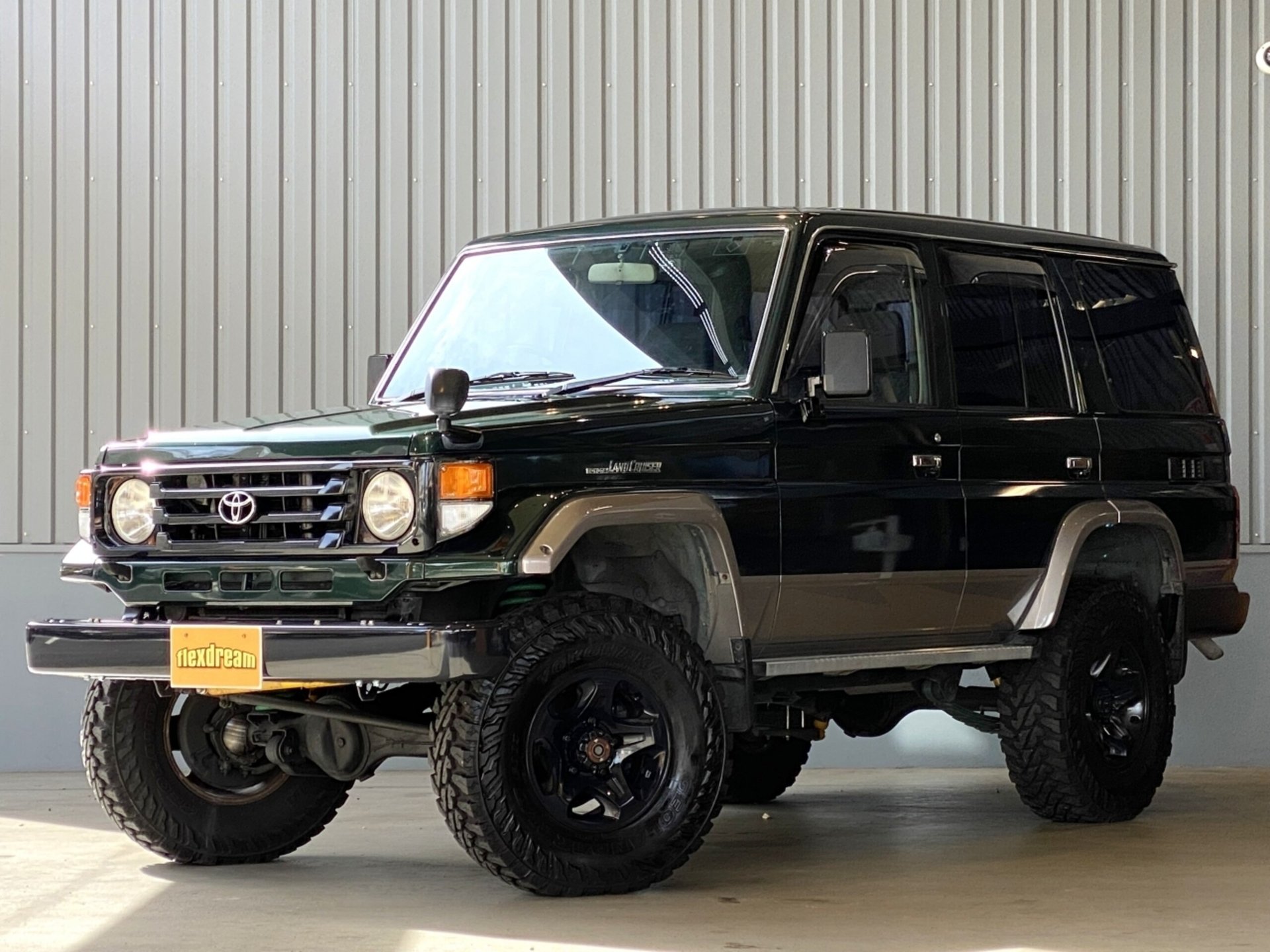 TOYOTA LAND CRUISER 70 - View 1