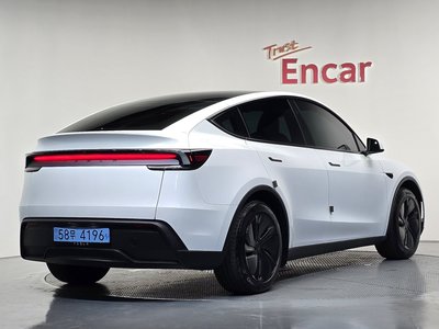 TESLA MODEL Y - 3