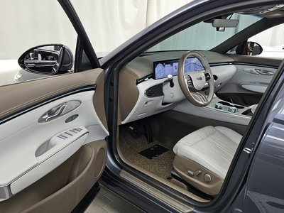 صورة 10 لـ 2024 Genesis GV70