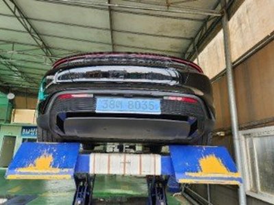 PORSCHE TAYCAN - 3