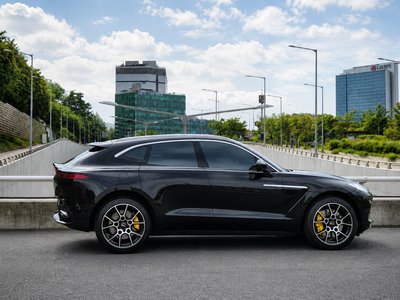 ASTON MARTIN DBX - 6