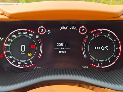 ASTON MARTIN DBX - 8