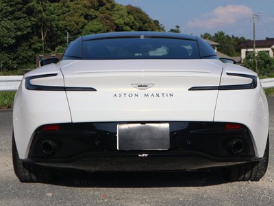 ASTON MARTIN DB11 - 9