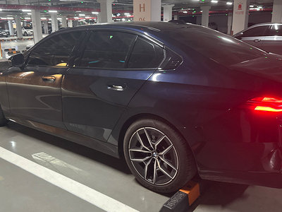 2025 BMW 5 SERIES 照片 2