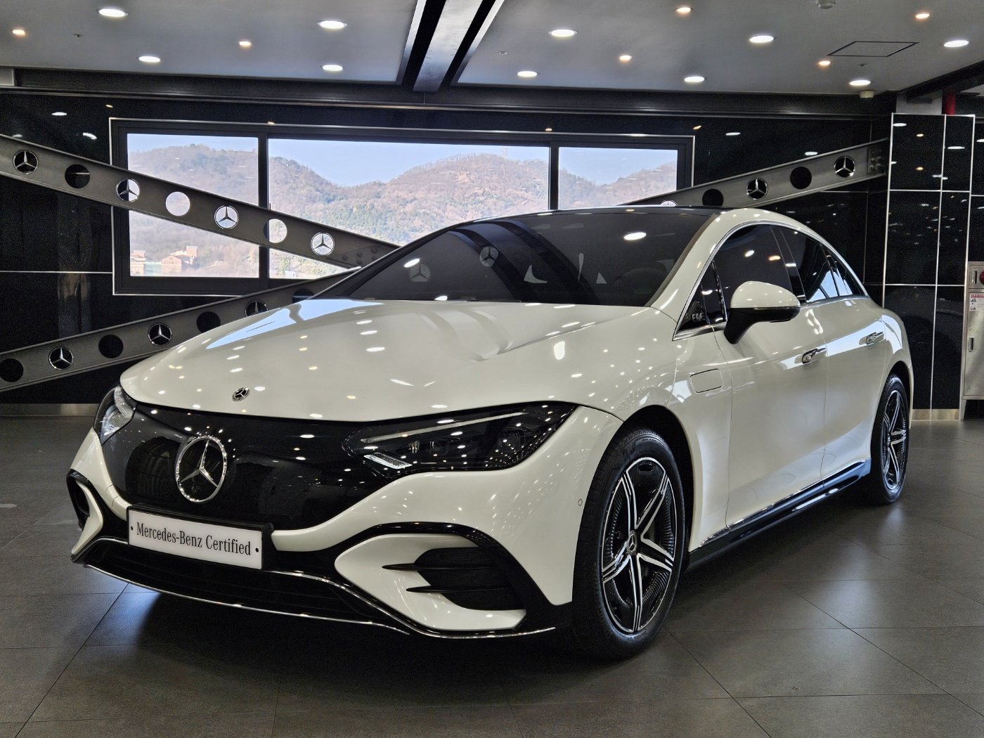 MERCEDES-BENZ EQE - View 1