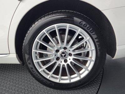 MERCEDES-BENZ E-CLASS - 8