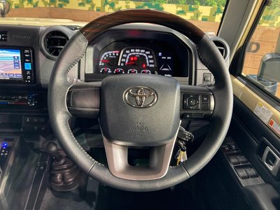 TOYOTA LAND CRUISER 70 - 8