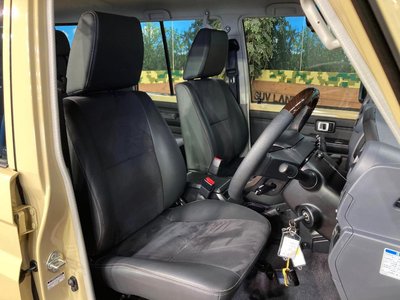 TOYOTA LAND CRUISER 70 - 9