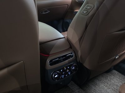 2022 Genesis GV70 thumbnail 33