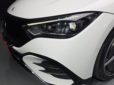 MERCEDES-BENZ EQE - 9