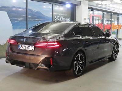 2023 BMW 5 SERIES photo 3