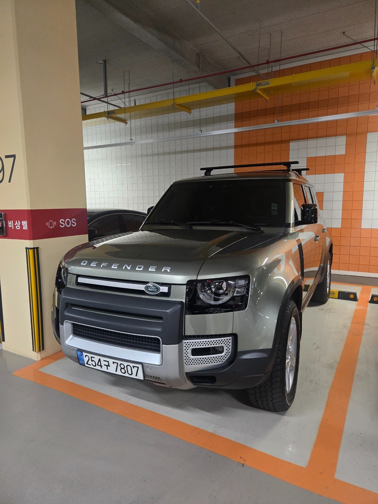 LAND ROVER DEFENDER - View 1