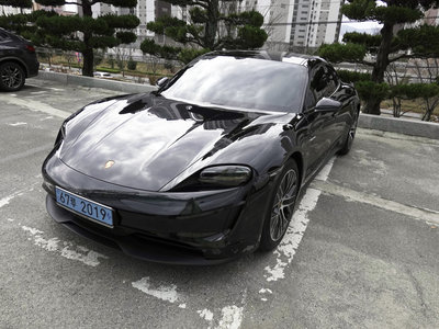 PORSCHE TAYCAN - 1