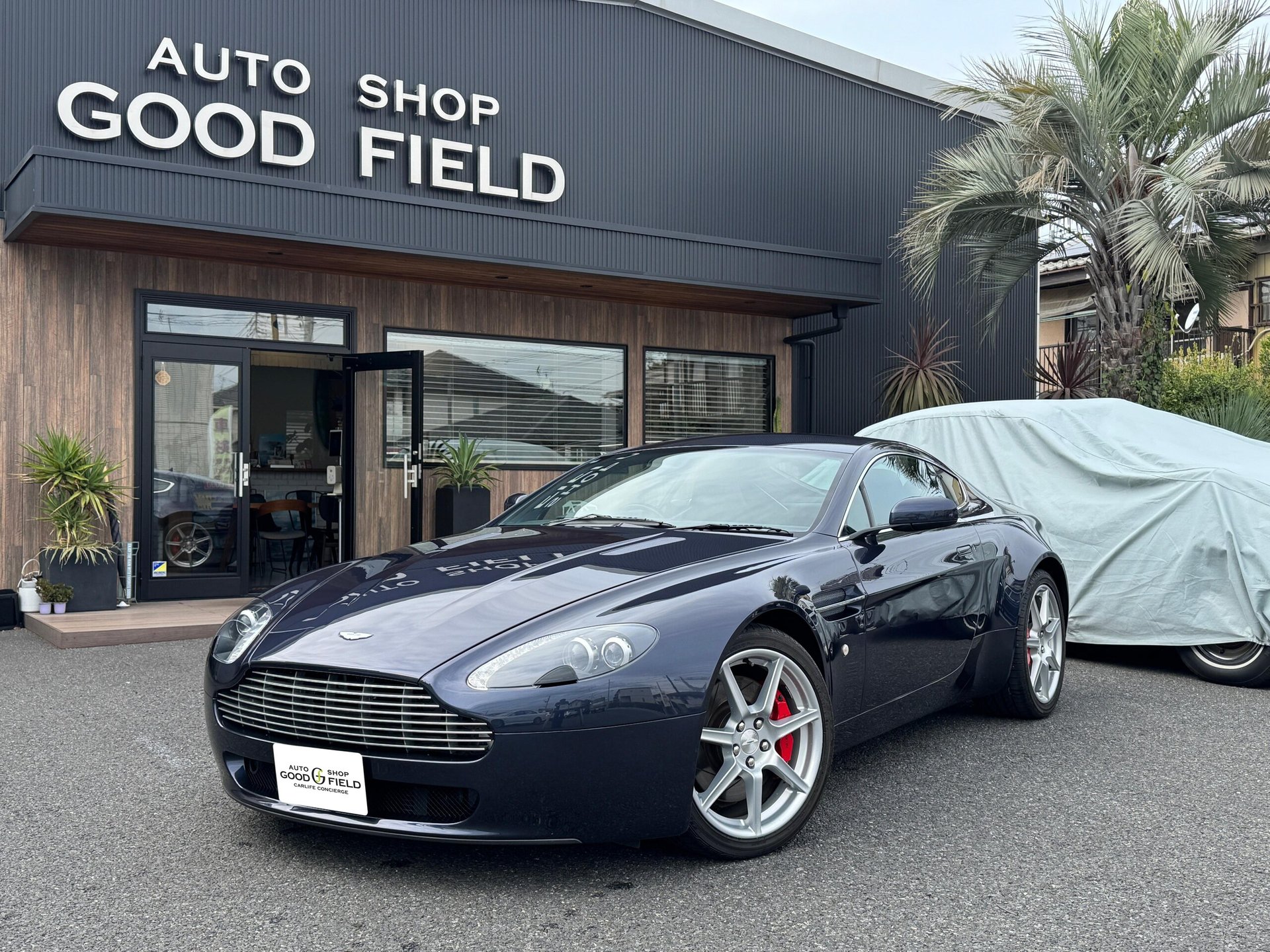 ASTON MARTIN V8 - View 1