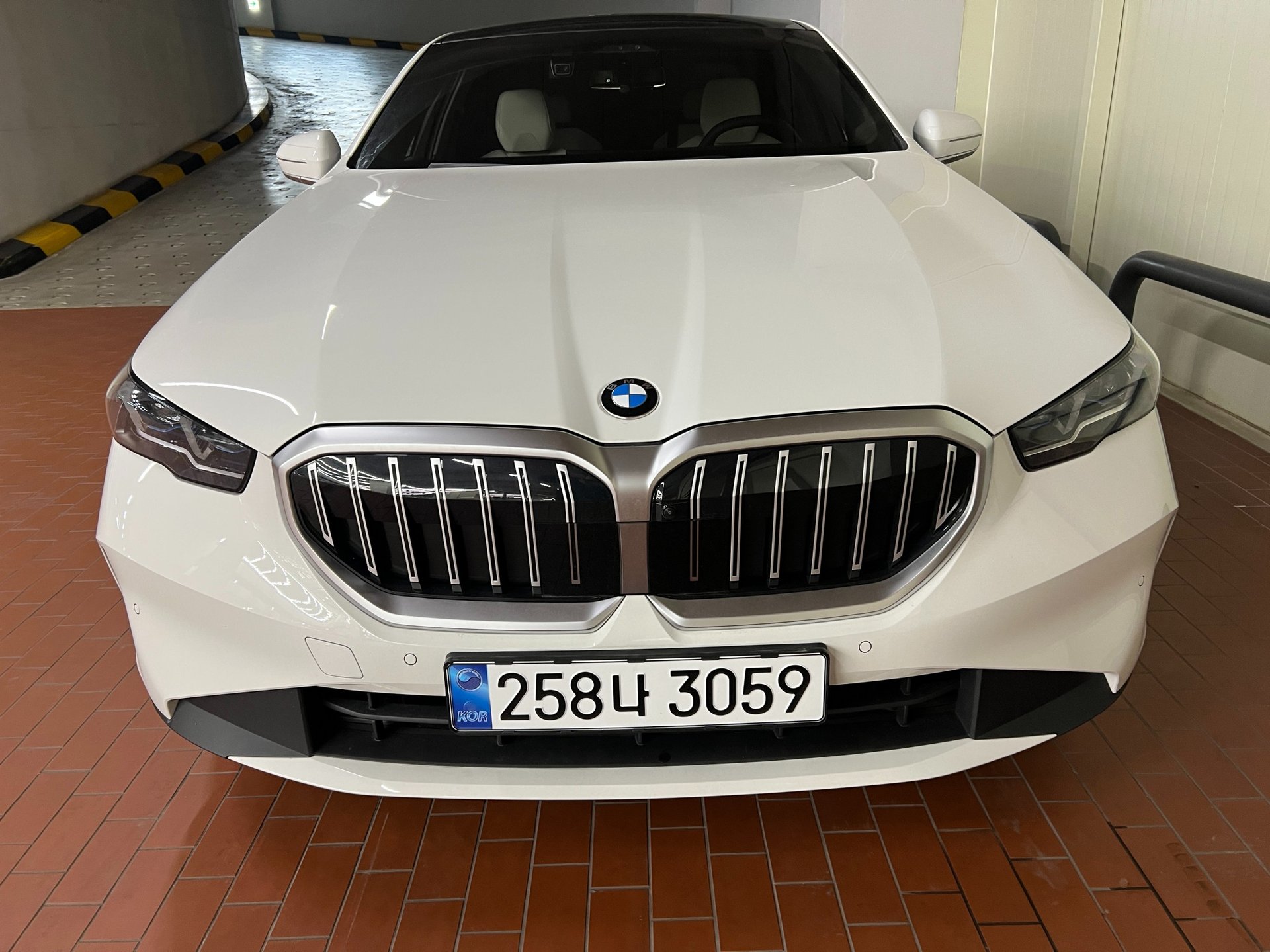 BMW 5 SERIES - View 1