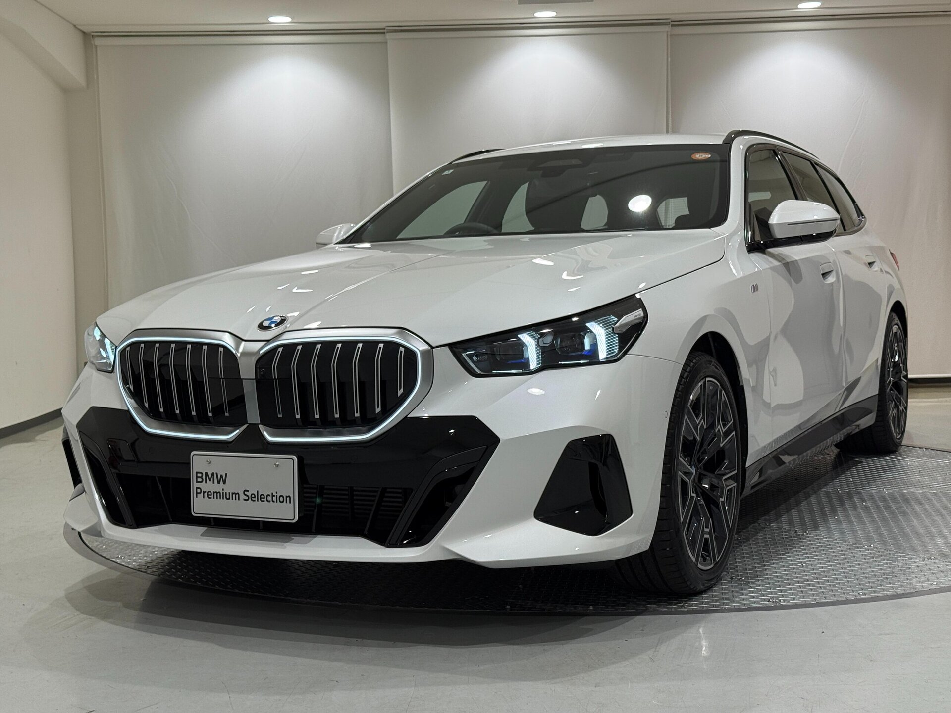 BMW 5 SERIES TOURING - View 1