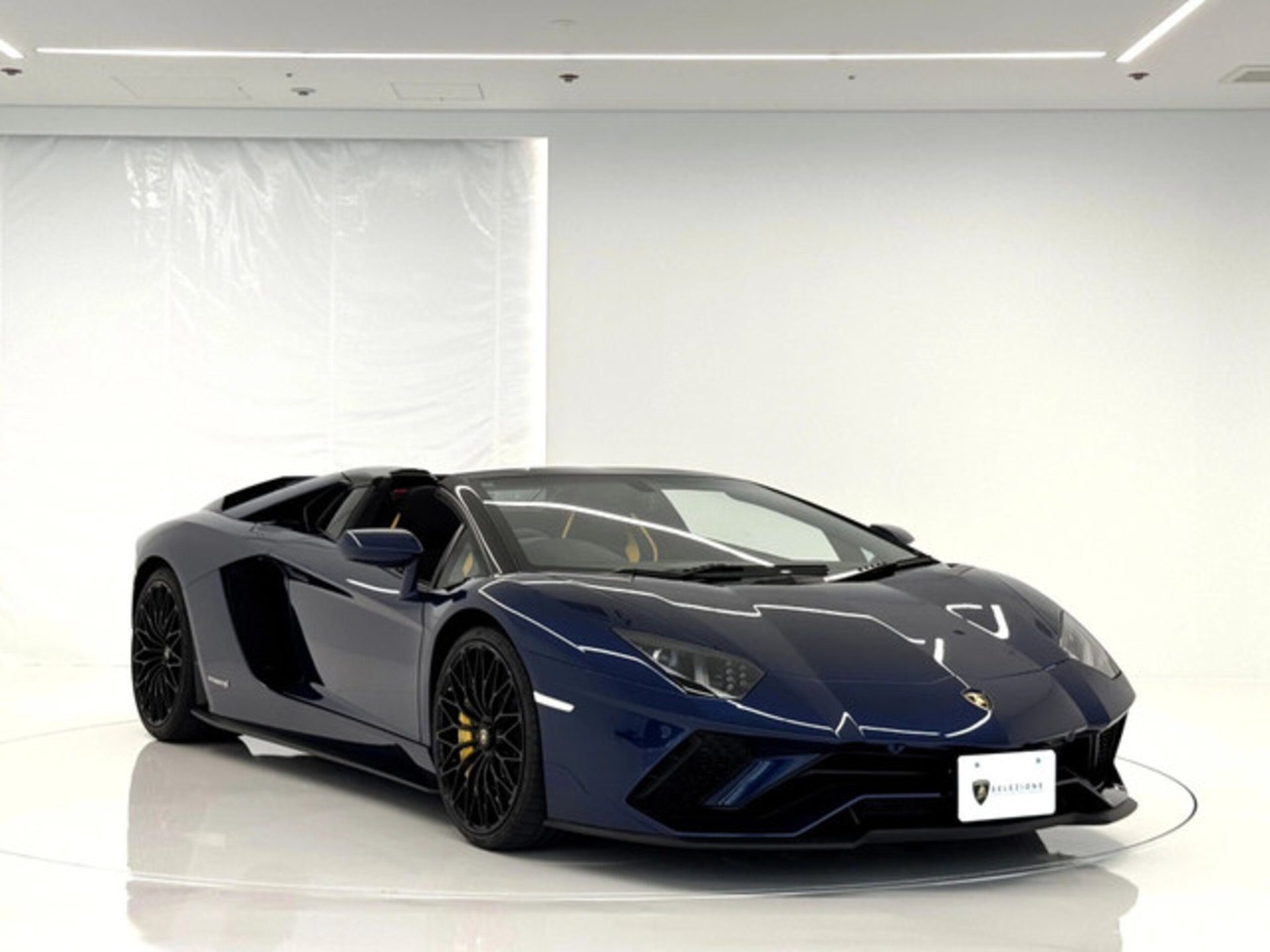 LAMBORGHINI AVENTADOR ROADSTER - View 1