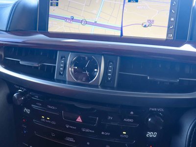 2016 Lexus LX photo 9