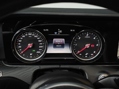 MERCEDES-BENZ E-CLASS - 8