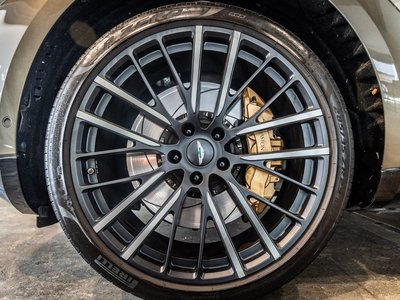 ASTON MARTIN DBX - 10