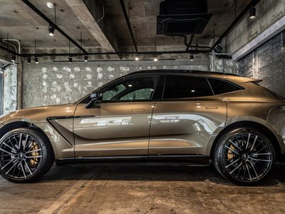 ASTON MARTIN DBX - 9