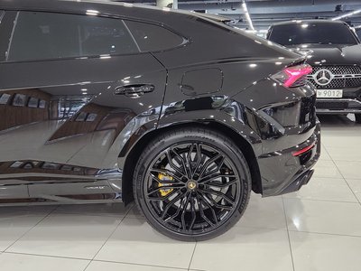 LAMBORGHINI URUS - 6