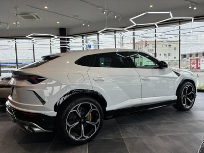 LAMBORGHINI URUS - 3