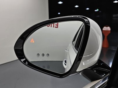 2021 Genesis GV70 — миниатюра 23