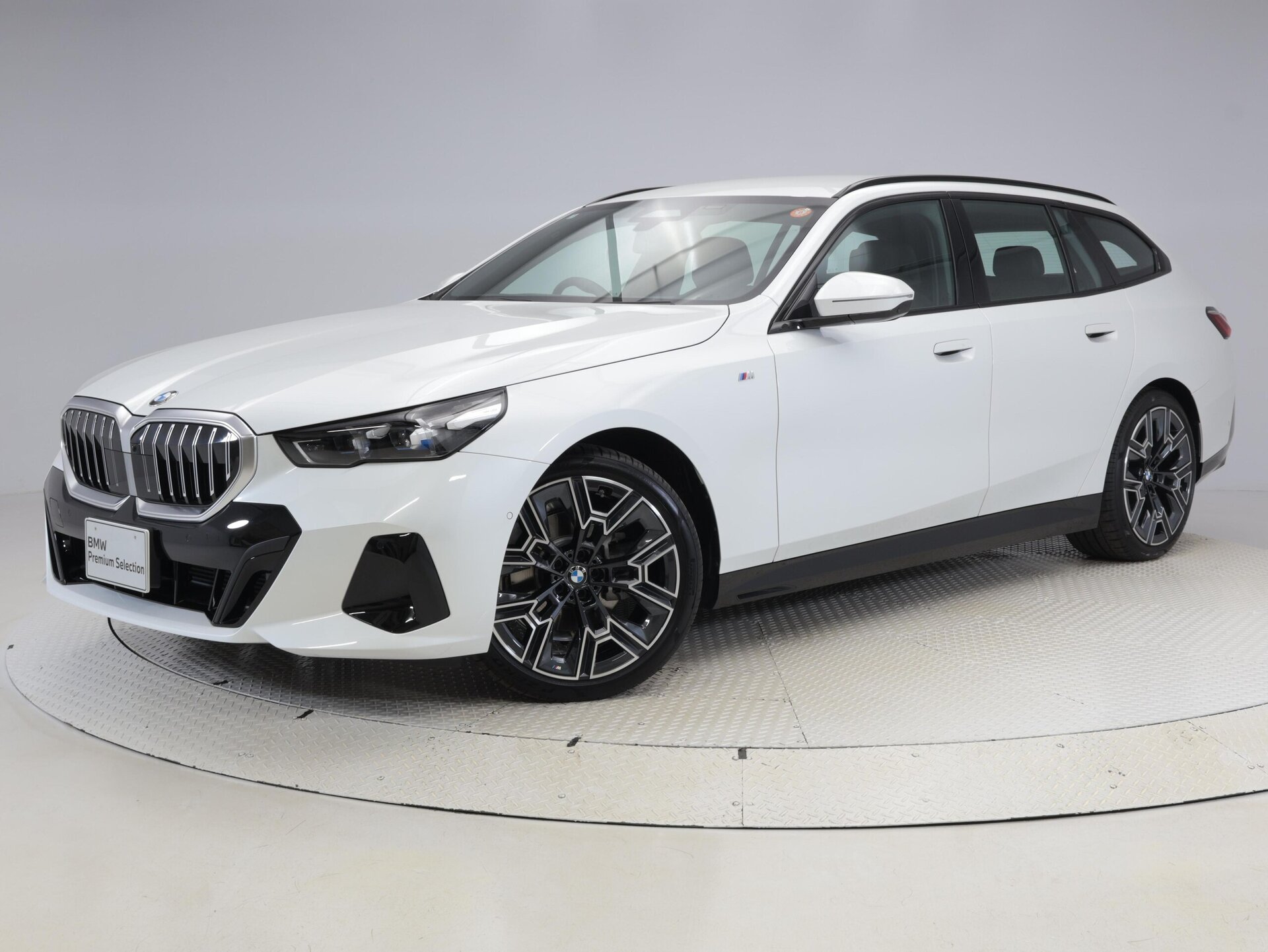 BMW 5 SERIES TOURING - View 1