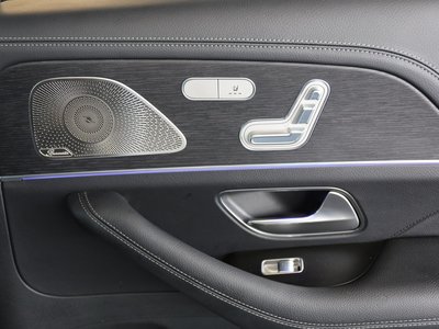 2025 Mercedes-BENZ GLS — миниатюра 38
