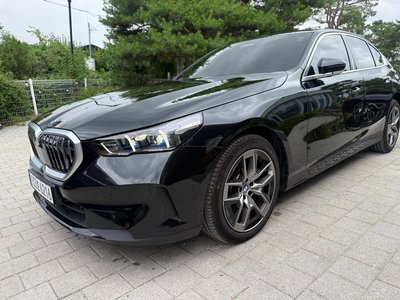 2025 BMW 5 SERIES 照片 1