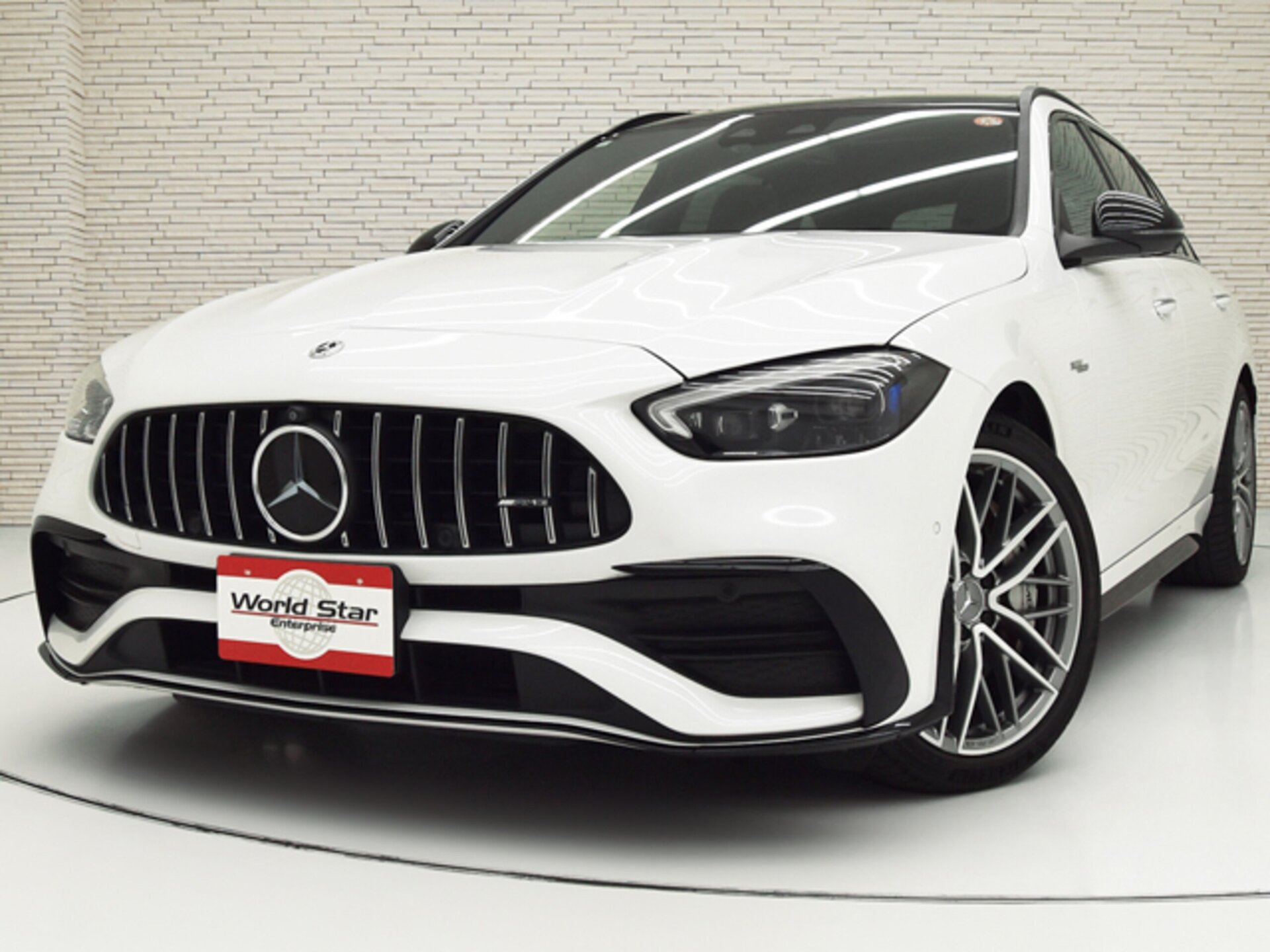 MERCEDES-BENZ C-CLASS WAGON AMG - View 1