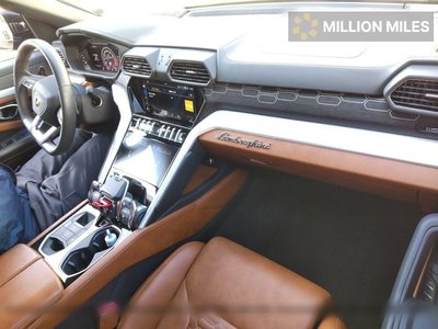 LAMBORGHINI URUS - 3