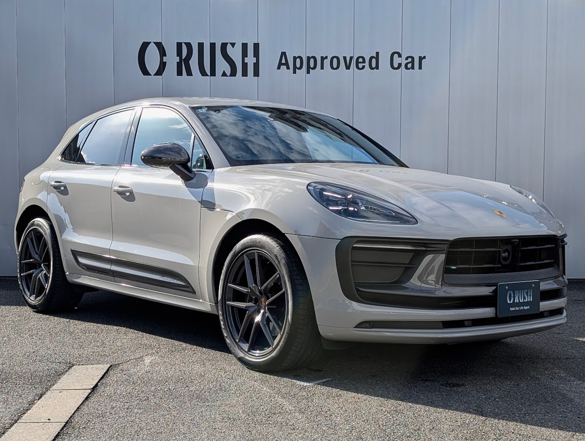PORSCHE MACAN - View 1