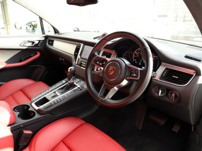 PORSCHE MACAN - 10