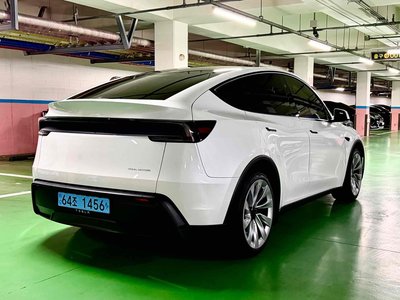 TESLA MODEL Y - 3