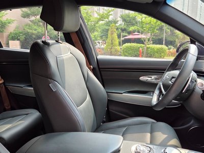 صورة 2 لـ 2023 Genesis GV70