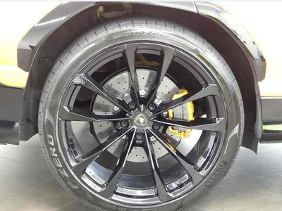 LAMBORGHINI URUS - 10