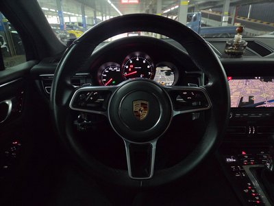 PORSCHE MACAN - 9
