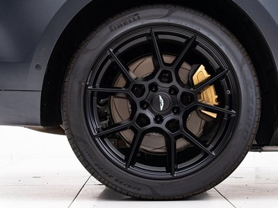 ASTON MARTIN DBX - 8