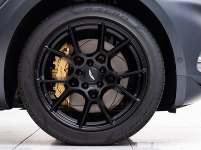 ASTON MARTIN DBX - 9